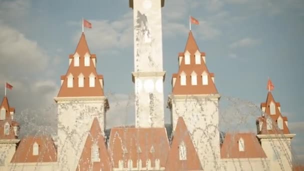 Het Gebouw Een Kasteel Met Vlaggen Puntige Torens Fontein Voor — Stockvideo