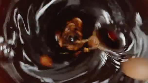 Whirlpool Lejek Kawy Ziarna Kawy Wpadają Lejka Zdjęcia Makro Zwolnione — Wideo stockowe