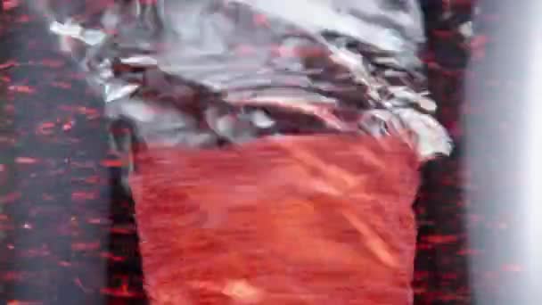 Περιστρεφόμενη Πισίνα Χωνί Στο Νερό Κόκκινη Λάμψη Στο Νερό Μακρο — Αρχείο Βίντεο