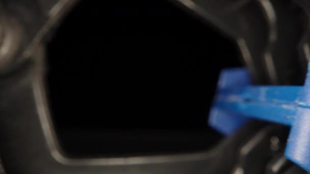 Plastik Klips Siyah Arka Planda Mandal Dolly Sürgülü Aşırı Yakın — Stok video