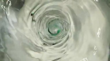 Girdap ya da su bacası. Makro çekim, ağır çekim. Su yeşile döner