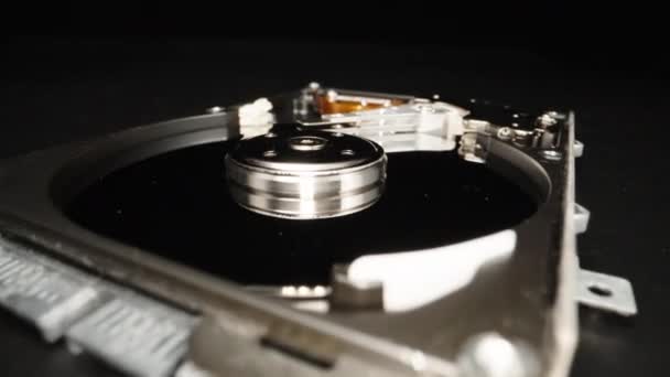Demontierte Computer Festplatte Auf Schwarzem Hintergrund Reparieren Dolly Schieberegler Extreme — Stockvideo