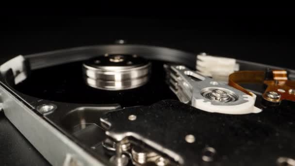 Dissembled Komputer Hard Drive Pada Latar Belakang Hitam Perbaiki Dolly — Stok Video