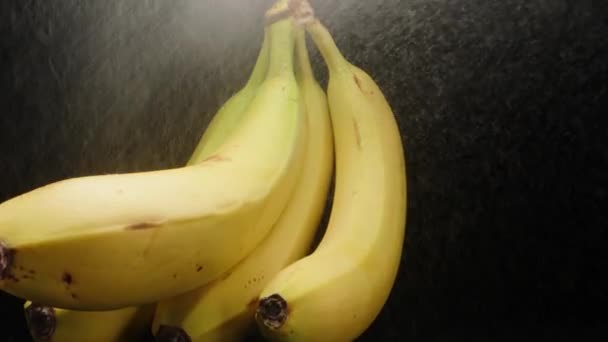 Salpicaduras Agua Goteando Plátanos Cámara Lenta Dolly Deslizador Primer Plano — Vídeo de stock