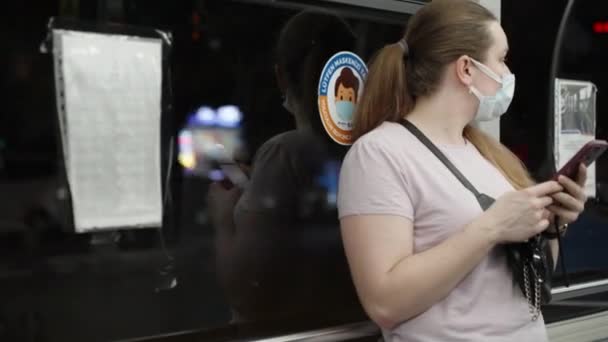 Una Joven Con Teléfono Enmascarado Monta Autobús Por Noche Pegatina — Vídeo de stock