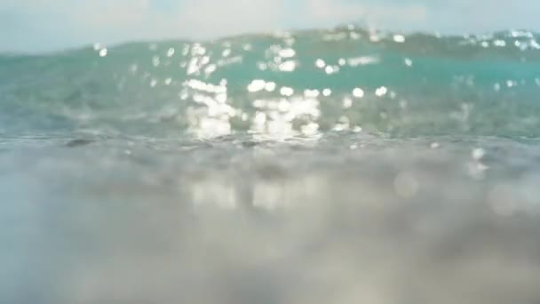 摄像机上覆盖着海浪 水下石头 — 图库视频影像
