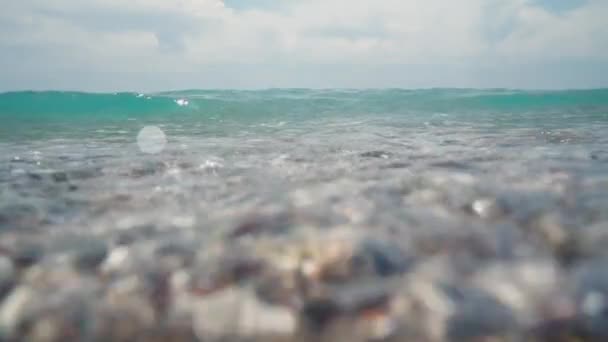 Câmera Está Coberta Com Uma Onda Mar Pedras Debaixo Água — Vídeo de Stock