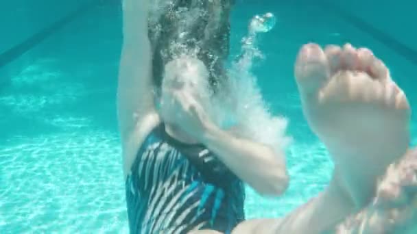 Blue Swimming Pool Underwater Shooting Sunny Day Chubby Young Woman — Wideo stockowe