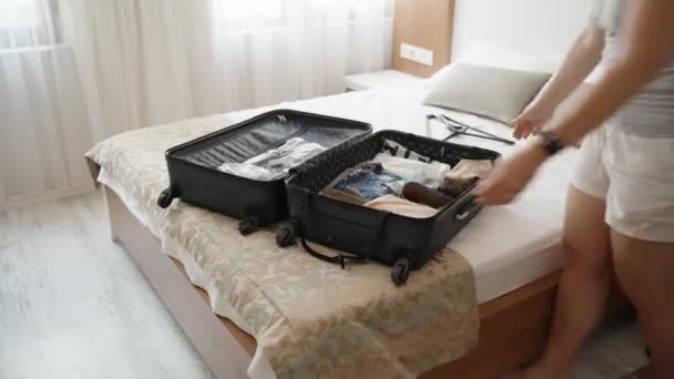 Молодая Женщина Упаковывает Свои Вещи Кровать Чемодан Солнечный День Закрывает — стоковое видео