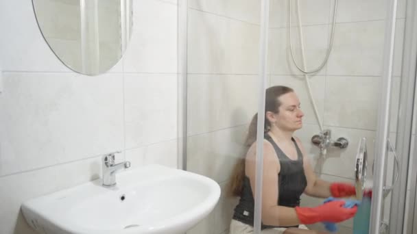 Młoda Kobieta Długimi Włosami Czerwonych Rękawiczkach Myje Szklankę Pod Prysznicem — Wideo stockowe