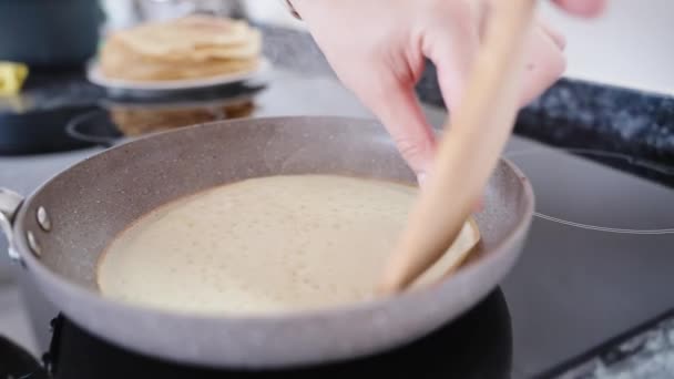 Young Woman Roasts Pancakes Close Turns Pancake Wooden Spatula Slow — Vídeo de Stock
