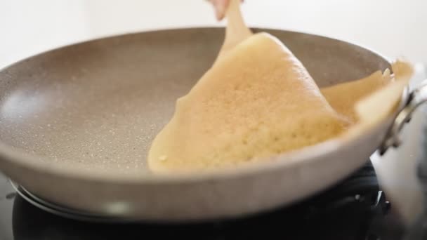 Young Woman Removes Pancake Pan Wooden Spatula Girl Puts Pancake — Video