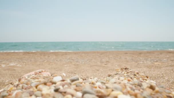 Sand Och Små Stenar Genom Fingrarna Stranden Närbild Havet Bakgrunden — Stockvideo