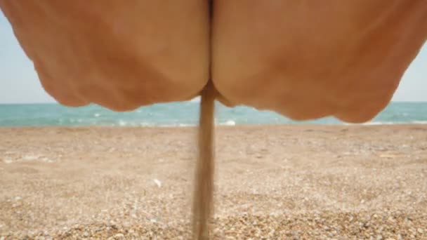 Άμμος Και Μικρές Πέτρες Στα Δάχτυλά Σου Στην Παραλία Κοντινό — Αρχείο Βίντεο