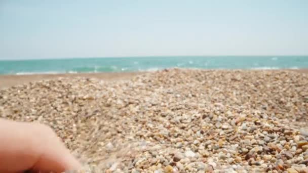 Sabbia Piccole Pietre Tra Dita Sulla Spiaggia Primo Piano Mare — Video Stock