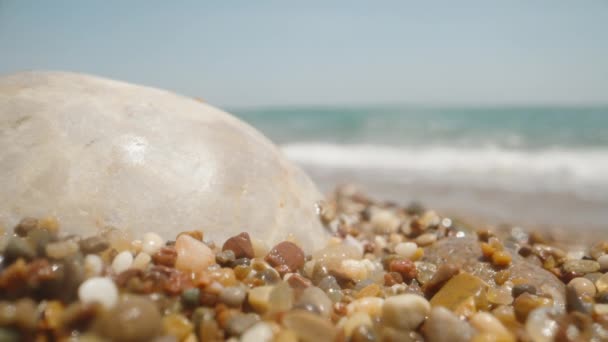 해변에 돌들은 파도로 초매크로 — 비디오