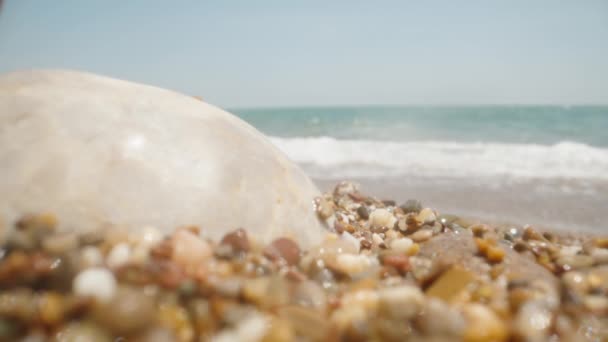 海のビーチの石は波で覆われています スーパーマクロスローモ — ストック動画