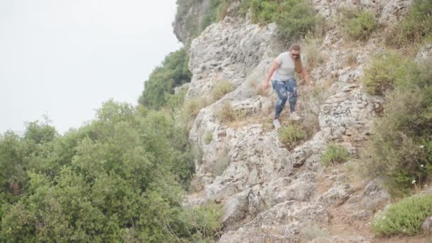 Young Woman Blue Clothes Descends Cliff Front View — Wideo stockowe