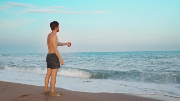 Чоловік Пляжі Кидає Рибальське Спорядження Море — стокове відео