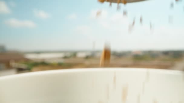Мгновенный Кофе Разбрызгивается Белой Кружкой Голубое Небо Долли Слайдер Экстремальный — стоковое видео