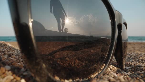 Güneş Gözlükleri Denizin Arka Planına Karşı Kumda Yatar Genç Kadın — Stok video
