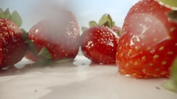 Strawberry Blue Sky Table Water Pouring Dolly Slider Extreme Close — Video Stock