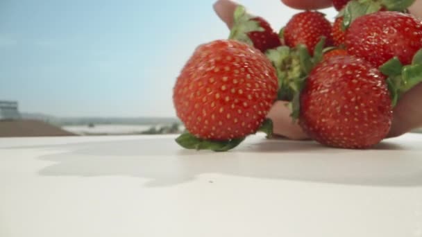 Werfen Erdbeere Auf Den Tisch Gegen Den Blauen Himmel Dolly — Stockvideo