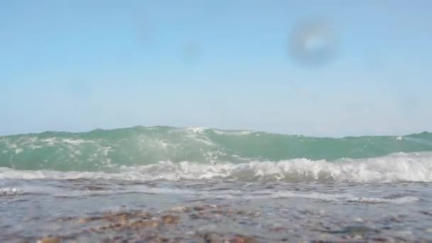 Камера Покрыта Морской Волной Камни Песок Водой Ближе Медленнее — стоковое видео
