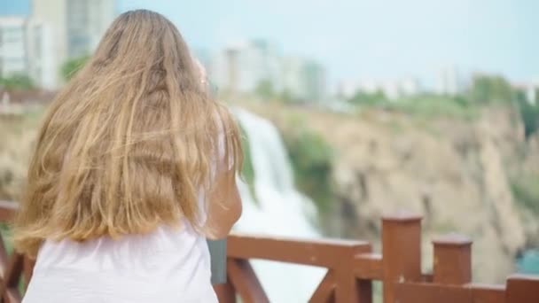 Молодая Женщина Смотрит Водопад Через Бинокль Высокий Утес Дуденский Водопад — стоковое видео