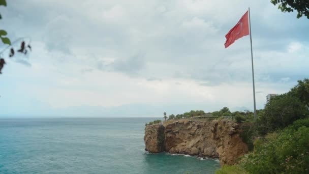 Een Enorme Vlag Van Turkije Een Hoge Rots Aan Zee — Stockvideo
