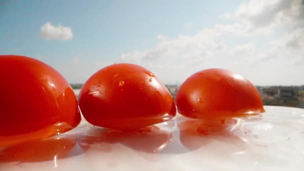 Jogue Tomate Água Contra Céu Azul Close Lento — Vídeo de Stock