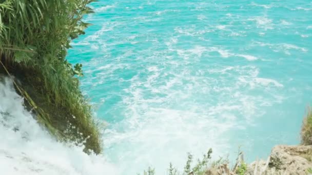 Cachoeira Flui Para Mar Água Azul Devagar — Vídeo de Stock