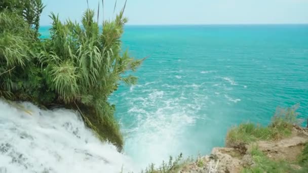 Cachoeira Flui Para Mar Água Azul Devagar — Vídeo de Stock