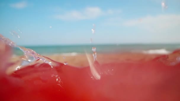 Πετάω Φράουλες Ένα Κόκκινο Κοκτέιλ Στην Παραλία Φόντο Θάλασσα Dolly — Αρχείο Βίντεο