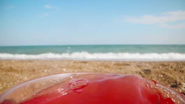 Wrzucam Truskawki Czerwonego Koktajlu Plaży Tle Morza Tle Morza Dolly — Wideo stockowe