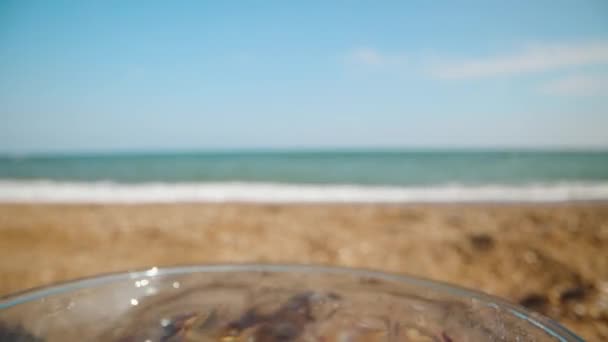 Praia Atiro Morangos Para Copo Com Cocktail Refrigerante Contra Fundo — Vídeo de Stock