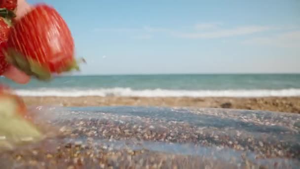 Throw Handful Strawberries Water Beach Overlooking Sea Close — Vídeo de stock