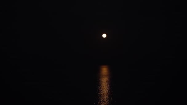 Strawberry Supermoon Sea Reflection Water Boat Sails Light Moon — Stockvideo