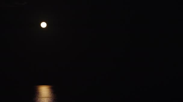 Strawberry Supermoon Sea Reflection Water Boat Sails Light Moon — 图库视频影像
