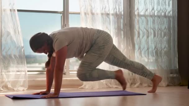 Übergewichtige Junge Frau Turnt Auf Einer Violetten Matte Plank Ort — Stockvideo