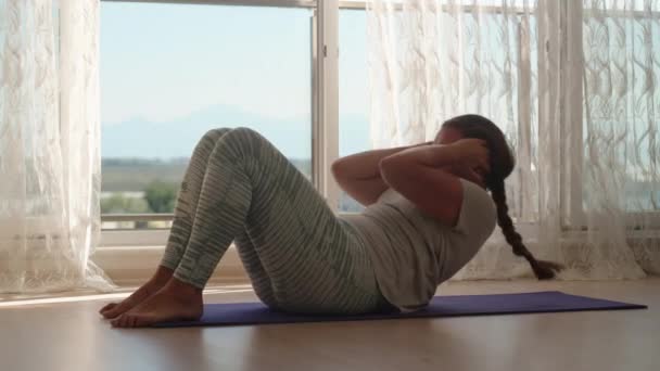 Nadwaga Młoda Kobieta Robi Fitness Fioletowej Macie Chrupanie Brzucha Leżąc — Wideo stockowe