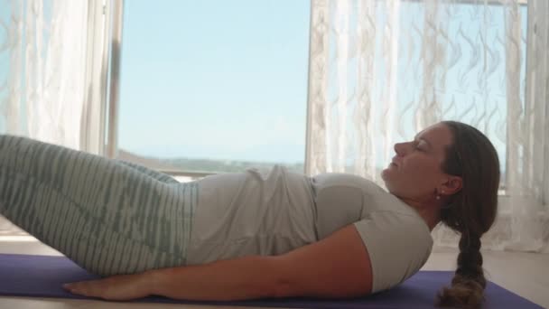 Übergewichtige Junge Frau Turnt Auf Einer Violetten Matte Schere Beinen — Stockvideo