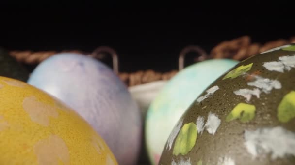 用装饰过的复活节彩蛋做的柳条筐在黑色背景上分离 多莉滑行特写 — 图库视频影像