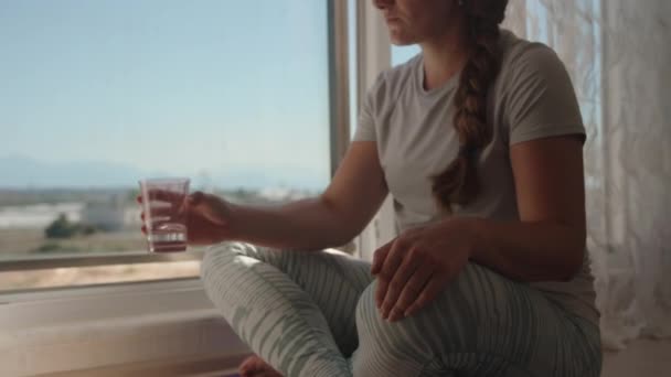 Młoda Kobieta Siedzi Pozycji Lotosu Fioletowej Macie Pije Wodę Lato — Wideo stockowe