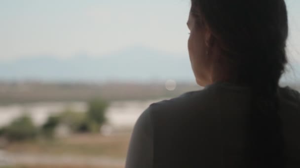 Jeune Femme Regarde Par Fenêtre Les Montagnes Été Journée Ensoleillée — Video