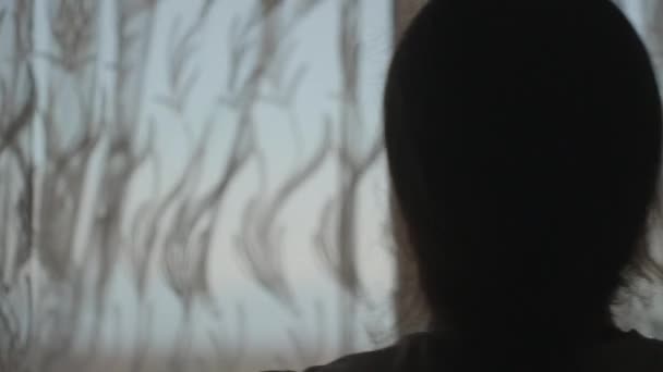 Młoda Kobieta Rozsuwa Zasłony Patrzy Przez Okno Góry Lato Słoneczny — Wideo stockowe