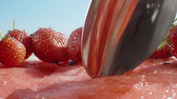 딸기는 수박의 숟가락으로 과육을 있습니다 슬라이더가 밀렸어 Laowa Probe — 비디오