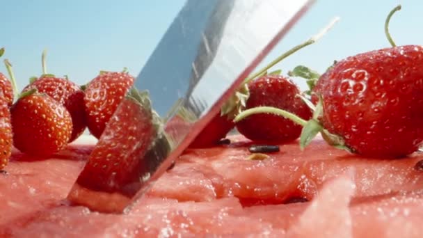Φράουλες Ξαπλώνουν Στο Μισό Καρπούζι Κόβω Τον Πολτό Μαχαίρι Dolly — Αρχείο Βίντεο