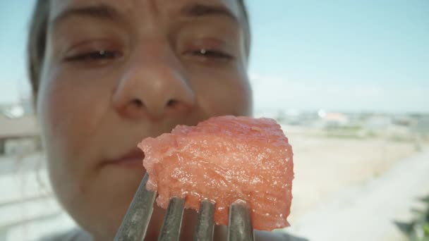 Heerlijke Zoete Sappige Watermeloen Jonge Vrouw Eet Het Met Veel — Stockvideo