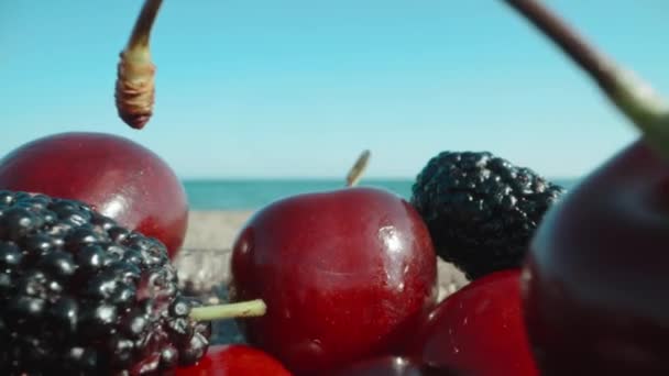 Denizin Arka Planına Karşı Kiraz Dut Çilek Böğürtlen Plaj Dolly — Stok video